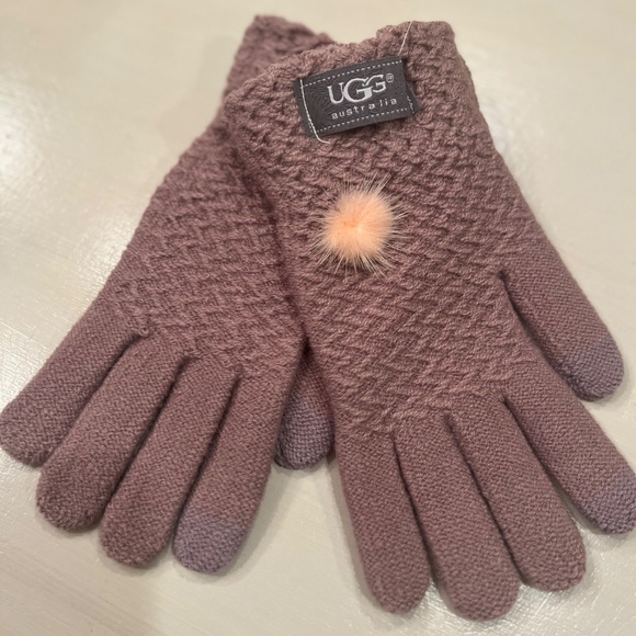 - UGG CRANBERRY GLOVES NWT - Picture 2 of 3